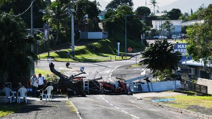 Une barricade installée par des résidents à Nouméa, le 16 mai 2024. (THEO ROUBY / AFP)