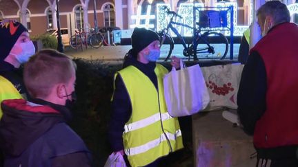 En Alsace, les joueurs d'un club de foot de la banlieue de Mulhouse (Haut-Rhin) ont distribué des repas qu'ils ont confectionnés eux-mêmes aux plus démunis.&nbsp; (CAPTURE ECRAN FRANCE 2)