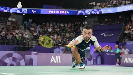 La détermination dans les yeux d'un futur champion paralympique. Charles Noakes ne le sait pas encore, mais il va remporter sa plus belle médaille, le 2 août, pour sa première participation aux Jeux, dans la catégorie SH6, devant son public. (LECOCQ CEDRIC / AFP)