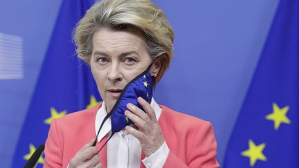 La présidente de la Commission européenne, Ursula von der Leyen, lors d'une conférence de presse, à Bruxelles (Belgique), dimanche 13 décembre 2020.&nbsp; (OLIVIER HOSLET / AFP)