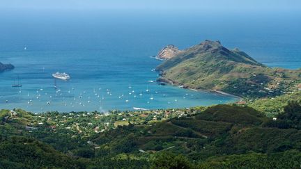 Vue de la baie de Taiohae le 23 février 2024, sur l'île de Nuku Hiva, dans les îles Marquises en Polynésie française. (JAAK MOINEAU / HANS LUCAS / AFP)