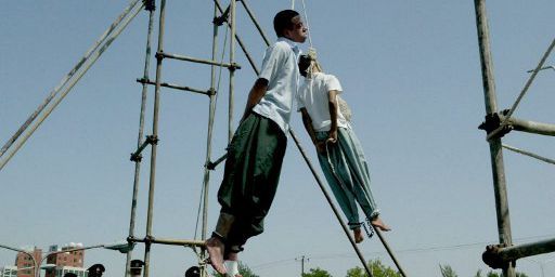 Iran, Mashhad, le 18 juillet 2005 : Mahmud Asgari, 16 ans (D) et Ayaz Marhoni, 18 ans, accusés et condamnés pour avoir eu un rapport avec un garçon de 13 ans.

 (AFP PHOTO/ISNA/STR)