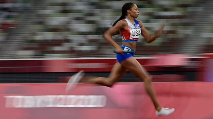 Pour ses derniers Jeux olympiques, à Tokyo en 2021, Allyson Felix décroche deux nouvelles médailles : le bronze sur 400 mètres et l'or sur le relais 4x400 mètres.&nbsp;Au total, l'Américaine compte sept médailles d'or olympiques, trois d'argent et une de bronze (cinq en individuel, six en relais), ce qui fait d'elle la deuxième athlète la plus médaillée de tous les temps, derrière le Finlandais&nbsp;Paavo Nurmi (12 médailles). (JAVIER SORIANO / AFP)