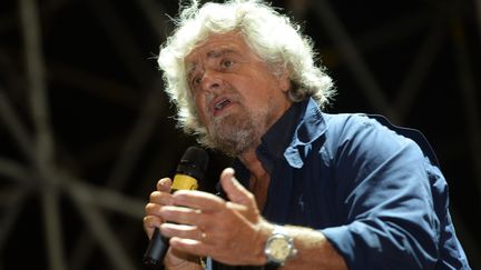 Beppe Grillo, le fondateur du Mouvement 5 étoiles, lors d'un meeting à Rome en 2014. (FILIPPO MONTEFORTE / AFP)