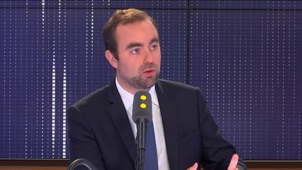 Sébastien Lecornu, ministre chargé des Collectivités territoriales, invité du "8h30 Fauvelle-Dély", vendredi 14 juin 2019.&nbsp; (FRANCEINFO / RADIOFRANCE)