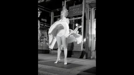 Chez Komplex Store: exposition photos. Marilyn Monroe à New York sur le tournage de Sept ans de réflexion, 1954
 (Bernard of Hollywood)