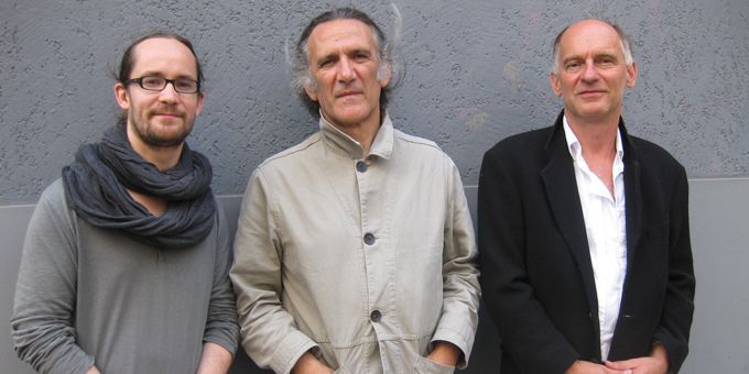 Emile Parisien (saxophone), Jean-Paul Céléa (contrebasse) et Wolfgang Reisinger (batterie)
 (M.P.)