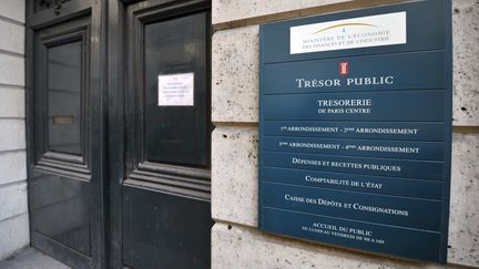 Plaque du Trésor Public située à Paris. (ETIENNE LAURENT / AFP)