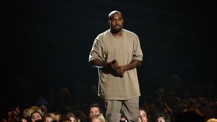 Le rappeur Kanye West sur la sc&egrave;ne des&nbsp;MTV vid&eacute;o music awards, dimanche 30 ao&ucirc;t, &agrave; Los Angeles (Etats-Unis). (KEVORK DJANSEZIAN / GETTY IMAGES NORTH AMERICA / AFP)