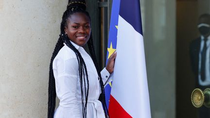 Clarisse Agbégnénou sur le perron de l'Elysée avant de recevoir la Légion d'honneur après sa médaille d'or aux Jeux olympiques de Tokyo, le 13 septembre 2021. (THOMAS SAMSON / AFP)