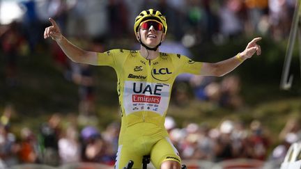 Le maillot jaune Tadej Pogacar à l'arrivée de la 15e étape du Tour de France au plateau de Beille, le 14 juillet 2024. (ANNE-CHRISTINE POUJOULAT / AFP)