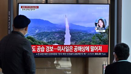 Des personnes regardent la télévision, qui montre un test de missile nord-coréen, à Séoul (Corée du Sud), le 2 novembre 2022. (JUNG YEON-JE / AFP)