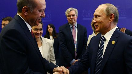 Les présidents turc, Recep Tayyip Erdogan, et russe, Vladimir Poutine, se donnant une vigoureuse poignée de main, le 16 novembre 2015 lors du sommet du G20 à Antalya, en Turquie. Huit jours avant l'incident aérien qui allait bouleverser leurs relations. (Kayhan Ozer / Anadolu Agency)