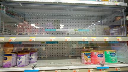 Des boîtes de lait dans les rayons d'un supermarché de New York, le 11 mai 2022. (JOHN NACION / NURPHOTO / AFP)
