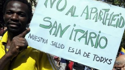 Madrid le 1er septembre 2012: «Non à l'apartheid sanitaire», proteste ce manifestant. (DOMINIQUE FAGET / AFP)