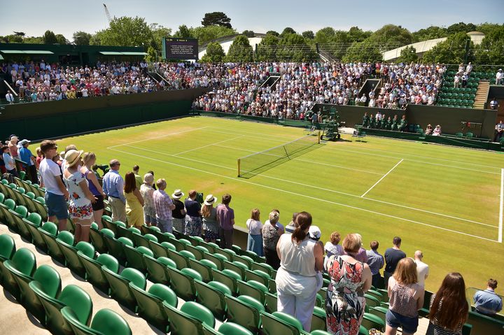 Pour la premi&egrave;re fois dans l'histoire de Wimbledon, le programme a &eacute;t&eacute; d&eacute;cal&eacute; de 45 minutes, vendredi 3 juillet, pour permettre aux spectateurs de participer &agrave; l'hommage national aux victimes de l'attaque perp&eacute;tr&eacute;e le 26 juin en Tunisie. (LEON NEAL / AFP)