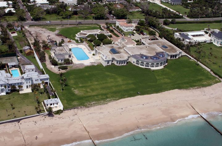 La "maison de l'amiti&eacute;", &agrave; Palm Beach (Floride), appartenait auparavant au milliardaire Donald Trump.&nbsp; (JAMES AYLOTT / MAXPPP)