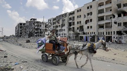 En temps normal, plus de 70% de la population de Gaza d&eacute;pend de l'aide humanitaire, tandis que le taux de ch&ocirc;mage d&eacute;passe les 40%. Des proportions qui devraient &ecirc;tre encore plus importantes &agrave; l'issue de ce nouveau conflit avec Isr&auml;el. (ADEL HANA / AP / SIPA)