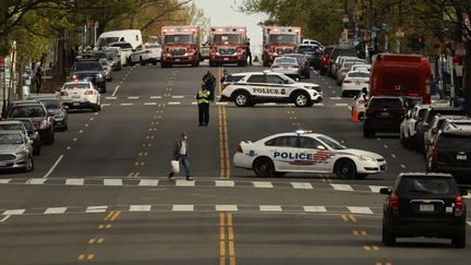 Les secours interviennent sur le lieu d'une fusillade, à Washington (Etats-Unis), le 22 avril 2022. (CHIP SOMODEVILLA / GETTY IMAGES NORTH AMERICA / AFP)