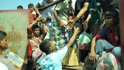 Des migrants Rohingyas sont transport&eacute;s vers leur nouvel abri temporaire, le 13 mai 2015, &agrave; Aceh, en Indon&eacute;sie. (JANUAR / ANADOLU AGENCY / AFP)