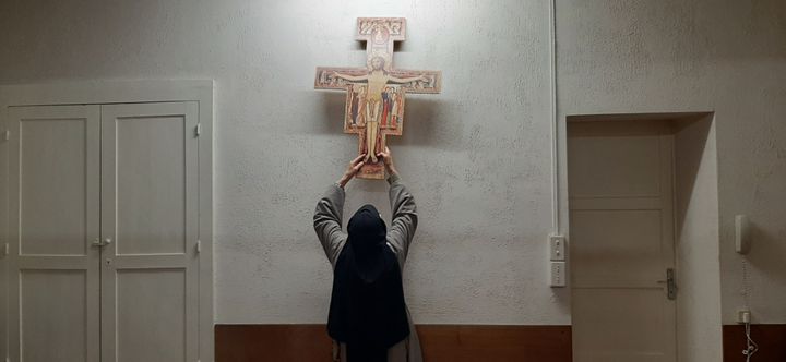 Sœur Marie-des-Anges dans la salle du parloir du monastère des Clarisses de Lourdes. (SEBASTIEN BAER / RADIO FRANCE)