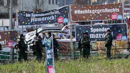 Des policiers surveillent une manifestation n&eacute;onazie, organis&eacute;e le 15 novembre 2014 &agrave; Wunsiedel, une ville situ&eacute;e dans le sud de l'Allemagne.&nbsp; (FRICKE / DPA / AFP)