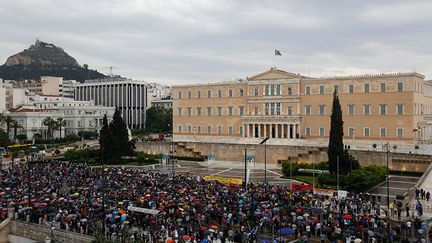 Comme pour les indignés espagnols, c’est sur un lieu symbolique de la capitale, la place Syntagma (ou de la Constitution), face au Parlement, que se réunissent des milliers de Grecs. Le 26 mai 2011, les manifestants crient leur désaccord face au plan d’austérité imposé par Bruxelles. Le 5 juin, 200.000 citoyens s’y massent. Les rassemblements durent plus de trois semaines. Quelques mois plus tard, le 4 avril 2012, cette place est marquée par un drame. Dimitris Christoulas, un retraité, se suicide par balle pour protester contre la situation sociale provoquée par la crise économique. (REUTERS / Yiorgos Karahalis)