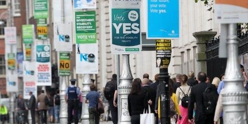 A Dublin, le 29 mai 2012, la rue vit au rythme des pro et des anti-traité européen sur le pacte budgétaire. Deux jours plus tard, les électeurs irlandais se prononceront à 60% pour sa ratification. (AFP PHOTO / PETER MUHLY)