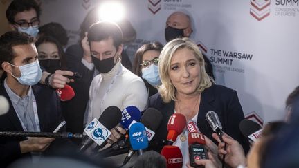 Marine Le Pen s'exprime face à la presse lors d'un sommet de dirigeants d'extrême droite et conservateurs, le 4 décembre 2021, à Varsovie (Pologne). (WOJTEK RADWANSKI / AFP)