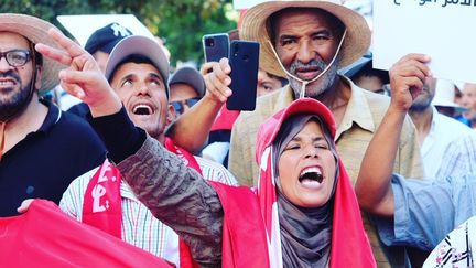 Depuis deux jours, des femmes et des membres du parti Ennahda manifestent, opposés au référendum. (NATHANAEL CHARBONNIER / FRANCE-INFO)