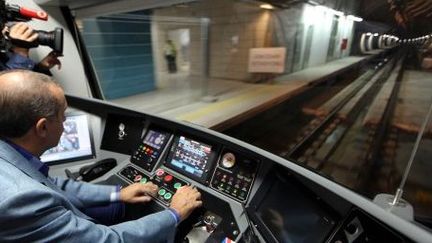 Vue intérieure du poste de conduite du Marmaray (AFP)