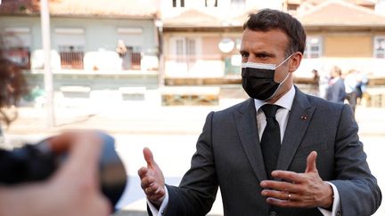 Emmanuel Macron s'adresse à la presse à son arrivée au sommet européen à Porto, au Portugal, le 7 mai 2021. (FRANCISCO SECO / AFP)