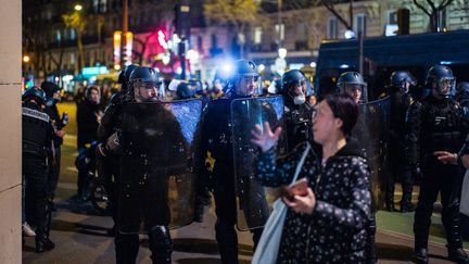 Des forces de l'ordre place de la République, à Paris, pour contrôler la mobilisation spontanée contre la réforme des retraites, le 21 mars 2023. (VIRGINIE HAFFNER / HANS LUCAS / AFP)