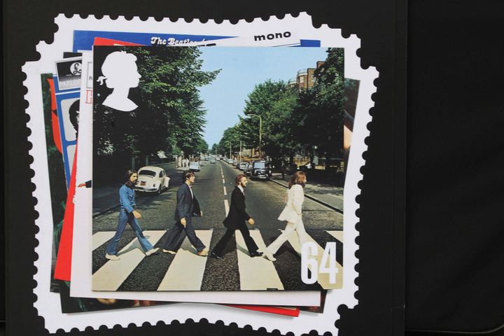 le timbre britannique commémorant l'album "Abbey Road" des Beatles, avec en arrière plan à gauche, la fameuse Volkswagen blanche.
 (EXPRESS SYNDICATION/MAXPPP)