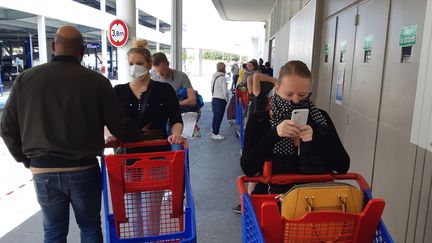 A l'extérieur d'un hypermarché Carrefour de Rosny-sous-Bois (Seine-Saint-Denis). (JEROME JADOT / RADIOFRANCE)