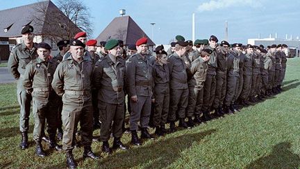 Les troupes de la brigade franco-allemande à l'occasion de son baptême, le 12 janvier 1989 à Boeblingen.
 
Sa création avait été annoncée le 22 janvier 1988, à l'occasion du 25e anniversaire du Traité de l'Elysée.
 
Actuellement, elle regroupe environ 6.000 hommes et femmes, exclusivement français ou allemands.
 
 
 (AFP PHOTO)