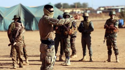 Un officier des Forces Spéciales françaises entraîne les soldats de l'Opération Barkhane au Mali, le 15 décembre 2021. (THOMAS COEX / AFP)