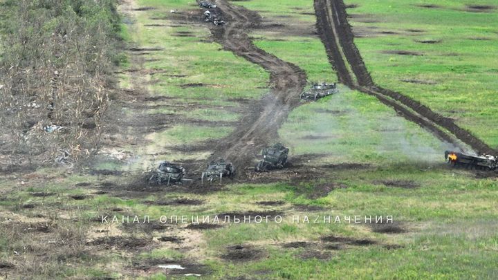 Cette image, largement commentée, montre la destruction, début juin 2023, de trois Leopard-2R spécialisés dans le déminage, ainsi que les épaves de plusieurs autres véhicules. (TELEGRAM)