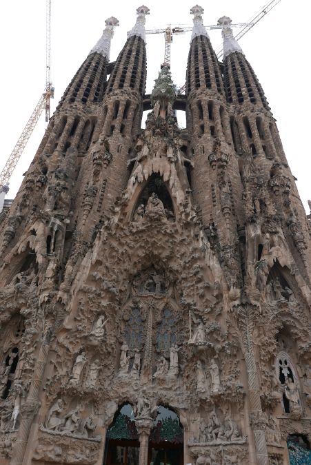 La façade de la basilique de la " Sagrada Familia ", la plus emblématique des constructions de Gaudi, toujours en chantier (Photo Emmanuel Langlois)