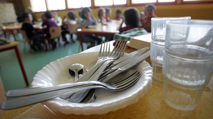 Des enfants d&eacute;jeunent dans la cantine scolaire de l'&eacute;cole maternelle Charles Perrault, le&nbsp;4 septembre 2009 &agrave; Saint-Michel, pr&egrave;s d'Angoul&ecirc;me, (Charente). (ROMAIN PERROCHEAU / AFP)