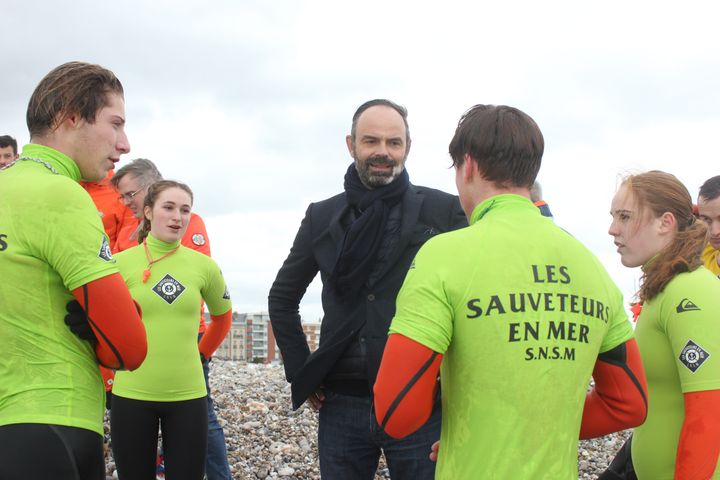 Edouard Philippe discute avec des jeunes en fomation pour devenir sauveteurs en mer, le 15 janvier 2020, au Havre. (CLEMENT PARROT / FRANCEINFO)