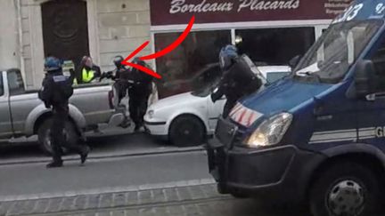 Capture d'écran d'une vidéo de l'altercation entre le député Loïc Prud'homme et des policiers, le 2 mars 2019, à Bordeaux (Gironde). (MACADAM PRESS)