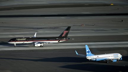 Les avions de Donald Trump et Hillary Clinton le 18&nbsp;octobre à l'aéroport de Las&nbsp;Vegas. (BRENDAN SMIALOWSKI / AFP)