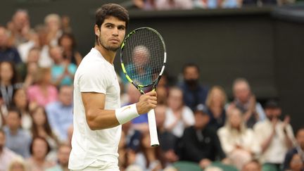 Le numéro 1 mondial, Carlos Alcaraz, en demi-finales de Wimbledon contre Daniil Medvedev, le 14 juillet 2023. (TETSU JOKO / AFP)