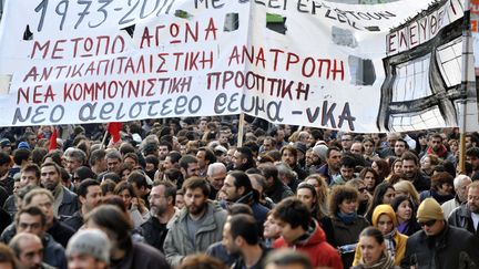 Des manifestants dans les rues d'Ath&egrave;nes (Gr&egrave;ce), jeudi 17 novembre 2011. (LOUISA GOULIAMAKI / AFP)