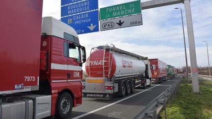 Routiers : les stations-service fermées, des habitants leur distribuent des paniers repas