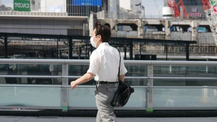 Un travailleur japonais dans les rues de Tokyo.&nbsp; (KARYN NISHIMURA / RADIO FRANCE)