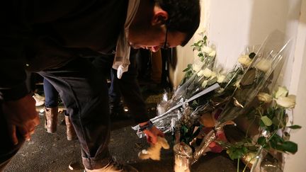 Dépôt de gerbe en mémoire du petit à Reims, mercredi 30 novembre. (FRANCOIS NASCIMBENI / AFP)