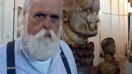 L'artiste brésilien Francisco Brennand dans son atelier-musée à Recife (Pernambouc), le 19 mai 2012 (MANUEL P?REZ / EFE / MAXPPP)