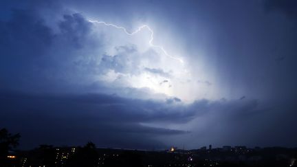 Un éclair dans le ciel de Lyon (Rhône), le 24 juin 2016. (VALERY HACHE / AFP)